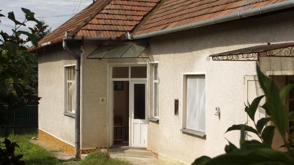 Rezervované!!Exkluzívne na predaj zachovalý vidiecky rodinný dom 90 m2, na pozemku 1121 m2, Čaka, Levice