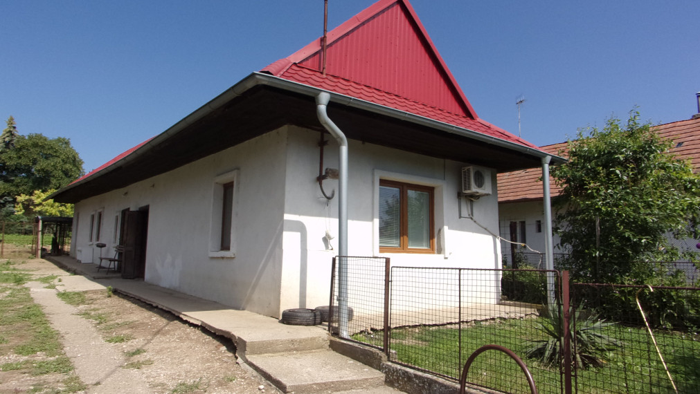 REZERVOVANÉ!!!   Na predaj vidiecky dom, ktorý ponúka široké možnosti využitia v okolí krásnej prírody, pozemok 785 m2, 15 km od Podhájskej.