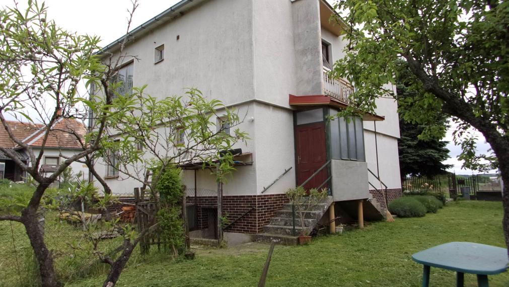 PREDANÉ!! priestranný dvojpodlažný rodinný dom, tichá lokalita, Dedinka okres Nové Zámky