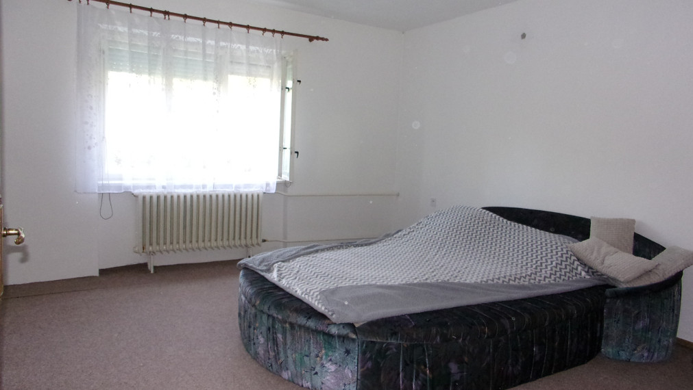 Exkluzívne na predaj rodinný dom, rekonštrukcia,  pozemok 2576 m2, Kolta, Nové Zámky