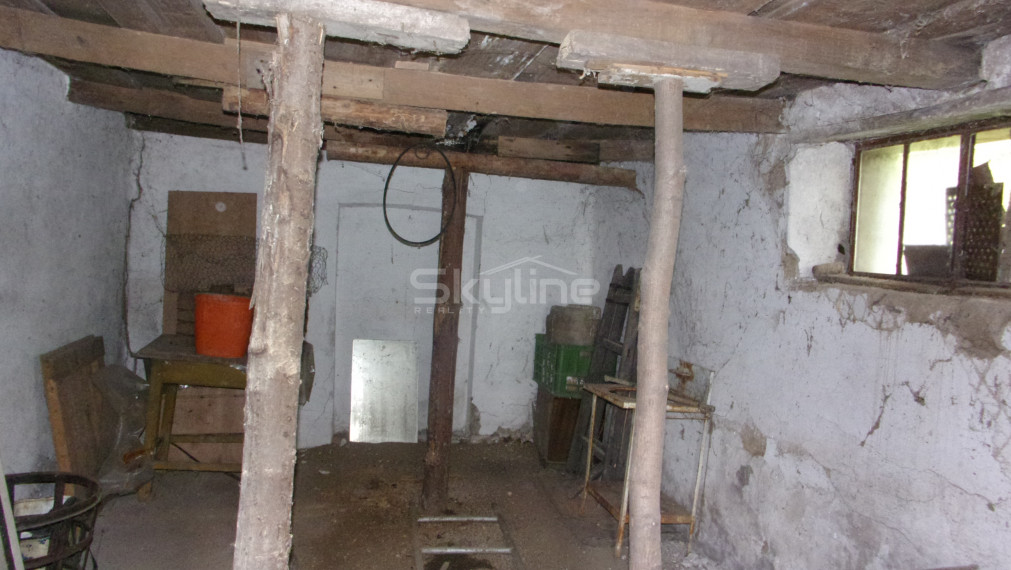 Znížená cena!!!Ponúkame na predaj viničný domček v pôvodnom , na rozľahlom slnečnom pozemku v tichej  lokalite vinohradníckej oblasti Starých Levíc.