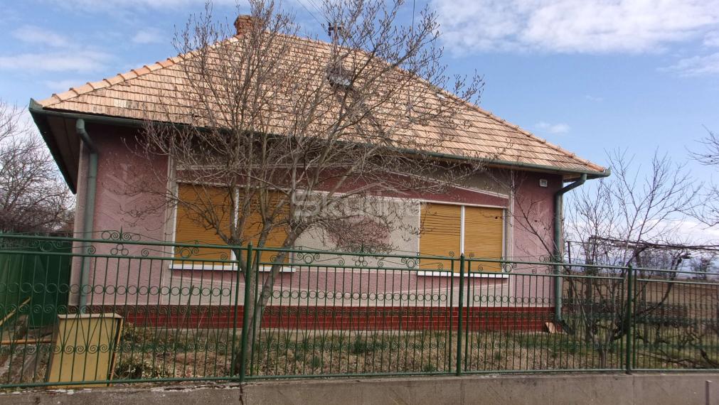 Rezervované!!Exkluzívne na predaj krásny tehlový rodinný dom 120 m2, na pozemku 800 m2, Svodín, Nové Zámky