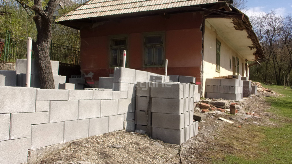 REZERVOVANÉ!!Exkluzívne na predaj starší rodinný dom, nutná rekonštrukcia, pozemok 839 m2, Čaka okres Levice