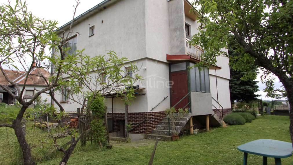 PREDANÉ!! priestranný dvojpodlažný rodinný dom, tichá lokalita, Dedinka okres Nové Zámky