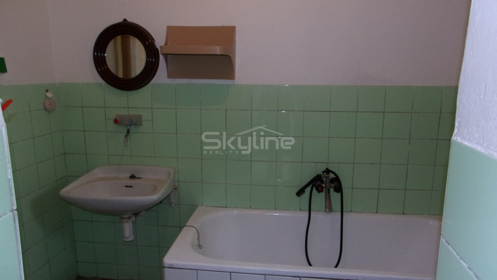 REZERVOVANÉ!! priestranný dvojpodlažný rodinný dom, tichá lokalita, Dedinka okres Nové Zámky