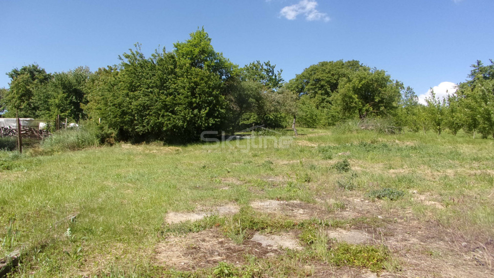 Na predaj stavebný pozemok 2426 m2, tichá lokalita, blízkosť termálneho kúpaliska Podhájska