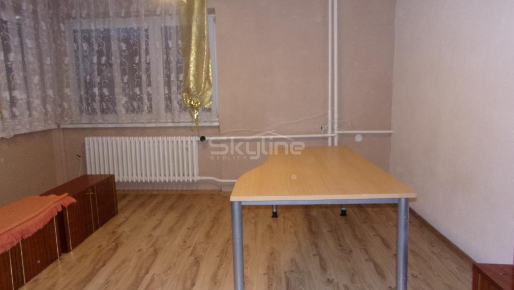 Výrazne znížená cena -predaj 4 izbový rodinný dom, 2 garáže, pozemok 1800 m2