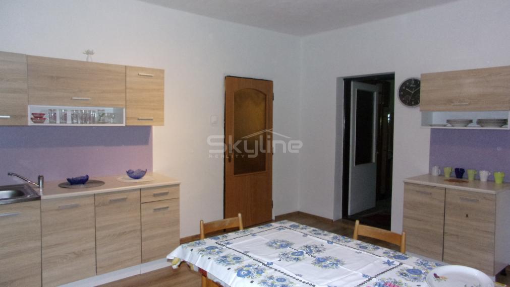 Výrazne znížená cena -predaj 4 izbový rodinný dom, 2 garáže, pozemok 1800 m2