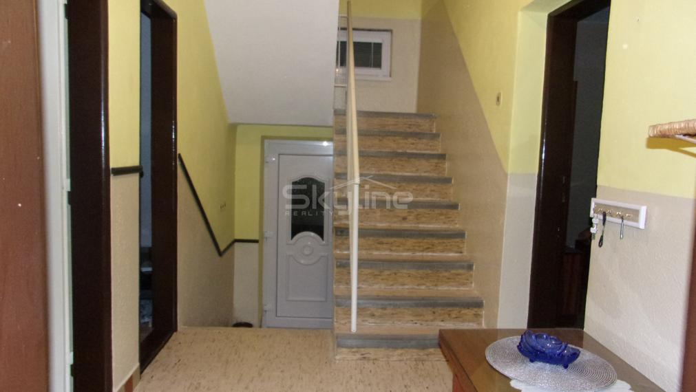 Výrazne znížená cena -predaj 4 izbový rodinný dom, 2 garáže, pozemok 1800 m2