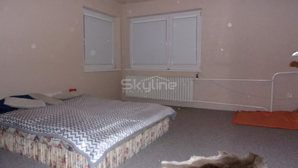 Výrazne znížená cena -predaj 4 izbový rodinný dom, 2 garáže, pozemok 1800 m2