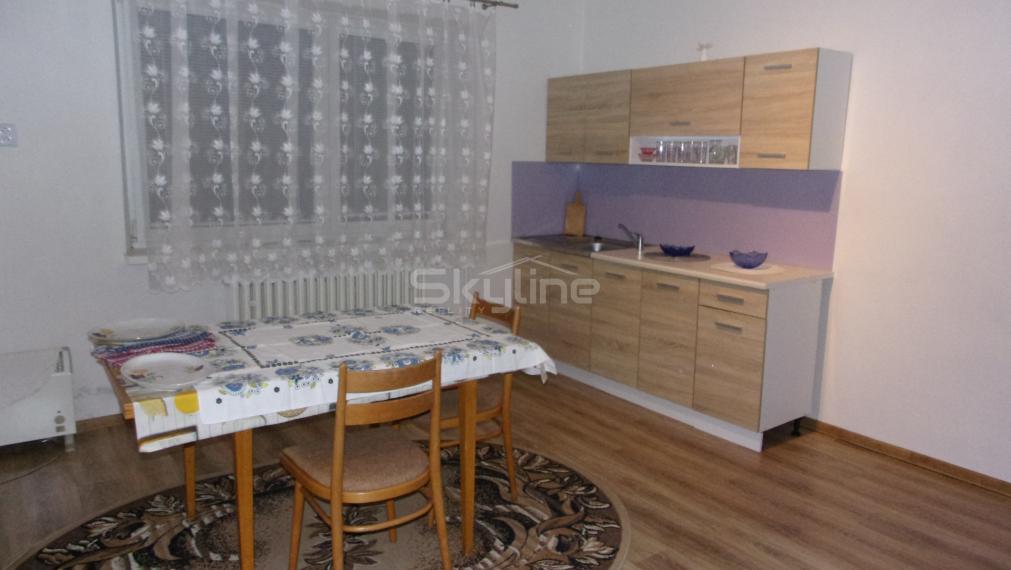 Výrazne znížená cena -predaj 4 izbový rodinný dom, 2 garáže, pozemok 1800 m2