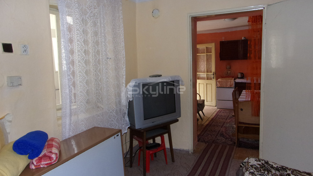 predaj zariadený vidiecky dom 90 m2, pozemok 1360 m2, pôvodný stav, Čaka, Levice