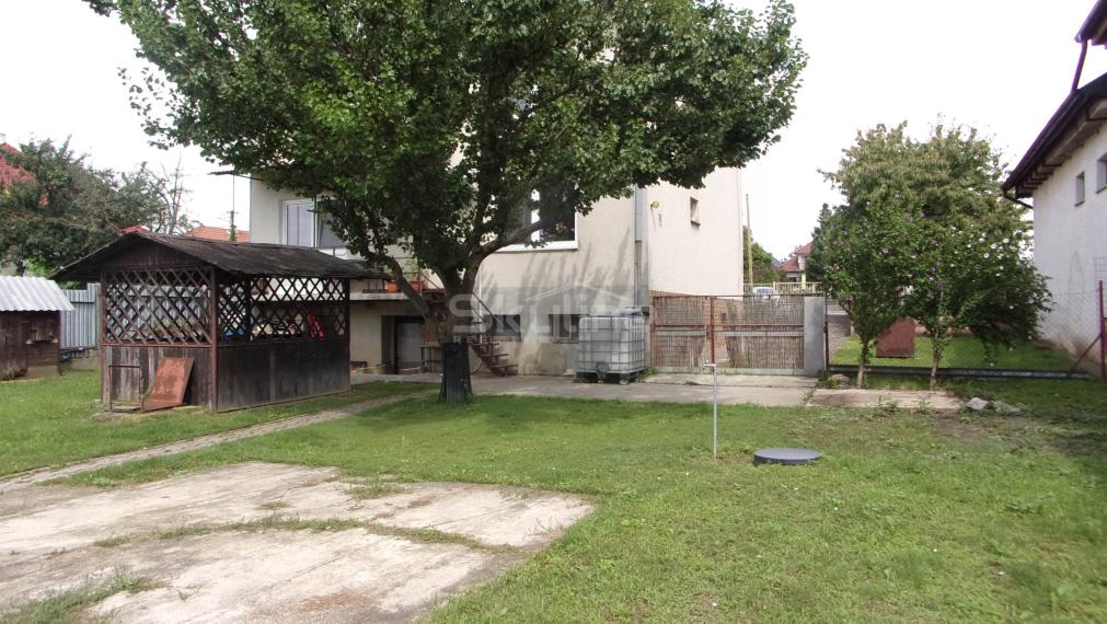 Výrazne znížená cena!! - dvojgeneračný rodinný dom, pozemok 1450 m2, rekonštrukcia, Pusté Sady
