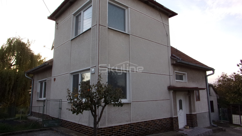 Výrazne znížená cena -predaj 4 izbový rodinný dom, 2 garáže, pozemok 1800 m2