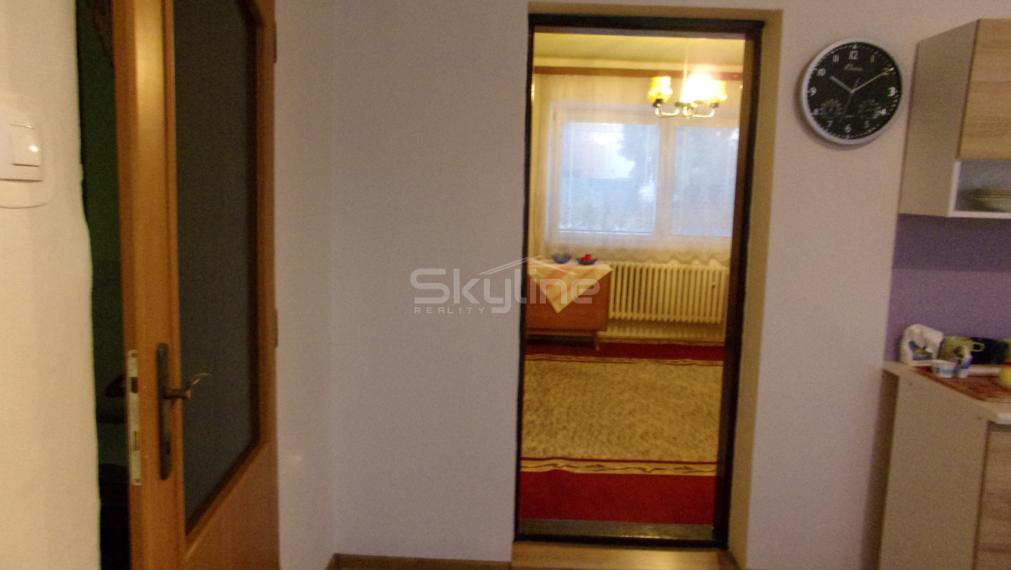 Výrazne znížená cena -predaj 4 izbový rodinný dom, 2 garáže, pozemok 1800 m2