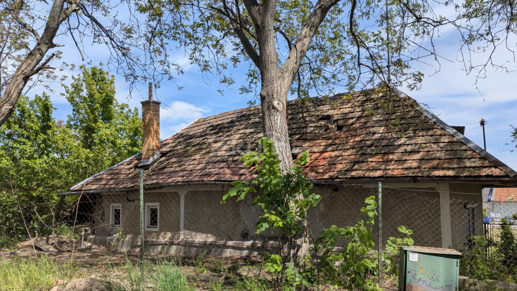 Exkluzívny predaj vidiecky dom, zaujímavý pozemok 878 m2, Malé Kozmálovce  okres Levice