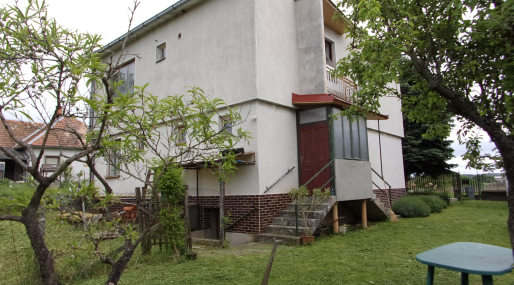 REZERVOVANÉ!! priestranný dvojpodlažný rodinný dom, tichá lokalita, Dedinka okres Nové Zámky