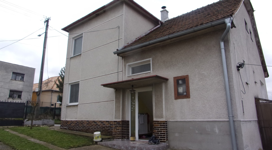 Výrazne znížená cena -predaj 4 izbový rodinný dom, 2 garáže, pozemok 1800 m2