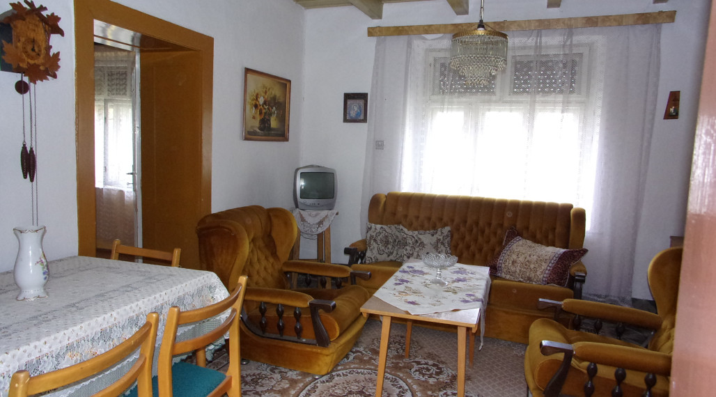 predaj zariadený vidiecky dom 90 m2, pozemok 1360 m2, pôvodný stav, Čaka, Levice