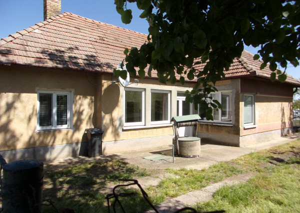 Na predaj rodinný dom 120 m2, pôvodný stav, pozemok 2091 m2, Semerovo, Nové Zámky