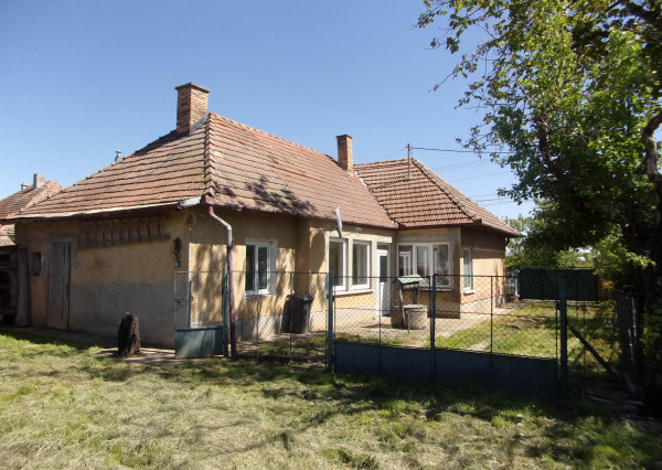 Predaj - rodinný dom 120 m2, pôvodný stav, pozemok 2091 m2, Semerovo, Nové Zámky