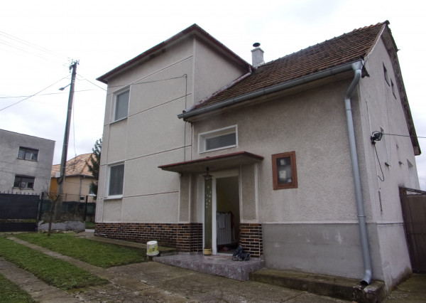 Výrazne znížená cena -predaj 4 izbový rodinný dom, 2 garáže, pozemok 1800 m2