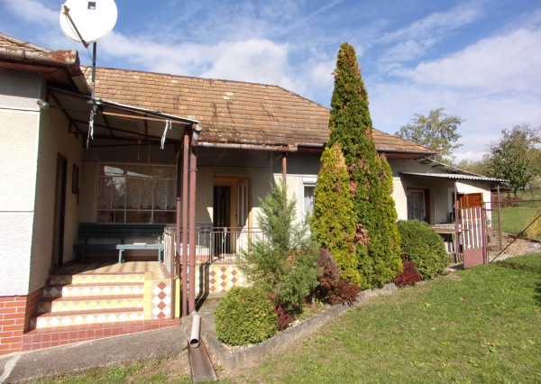 Na predaj rodinný dom, chalupa,  pozemok 1409 m2 v obci Dedinka, okres Nové Zámky