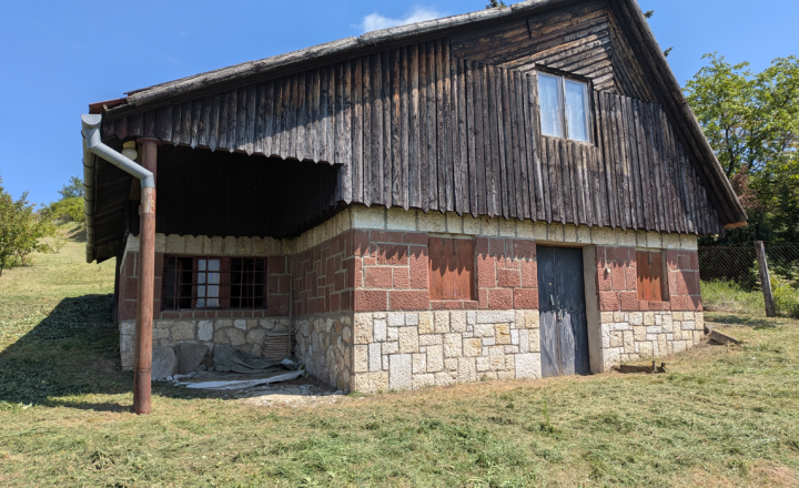 Na predaj chata vo vinohradníckej oblasti Staré Levice